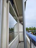 Grote ruit op hoogte geplaatst met kraan in Winschoten